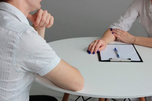 Врач предлагает подписать документ пациенту